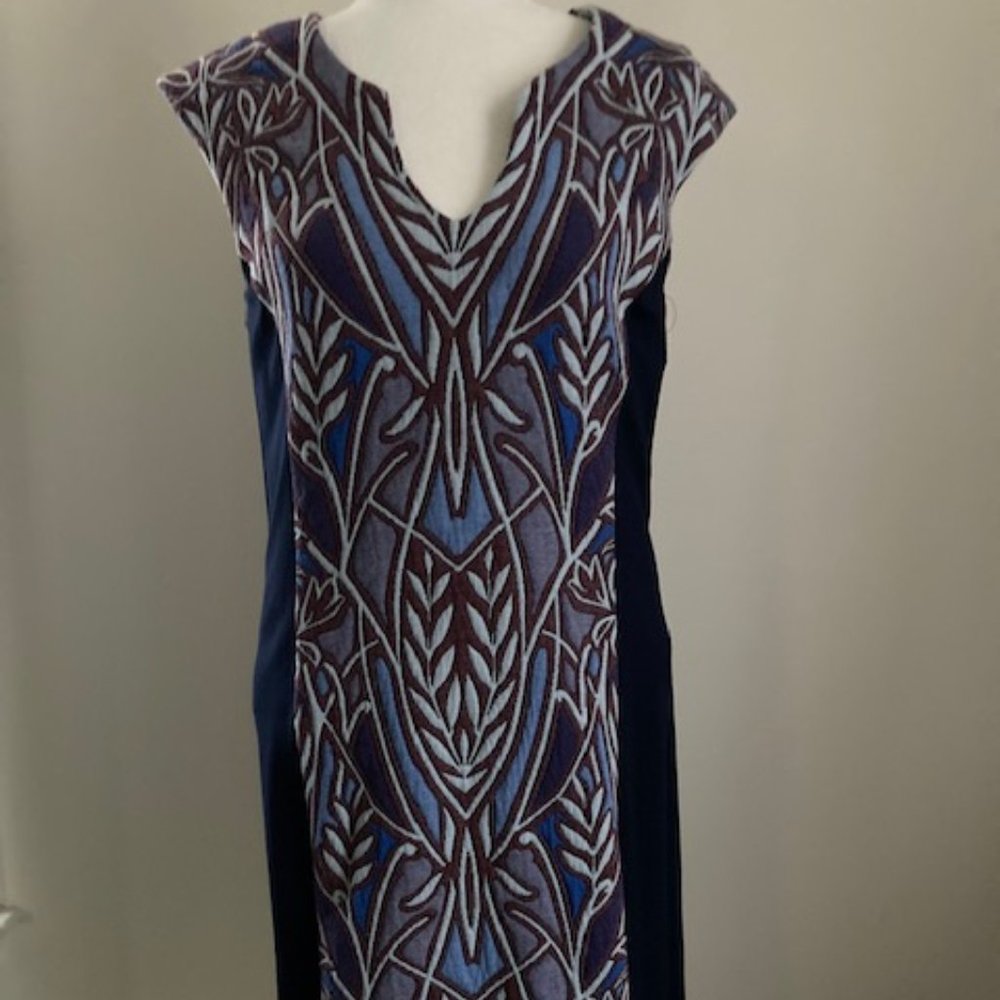HD in Paris V neck dress, size Medium